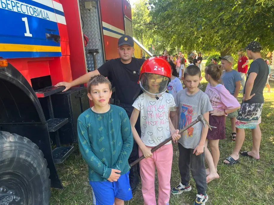 Каникулы под надежной защитой: спасатели и милиция провели урок безопасности в лагере «Берестовицкий»