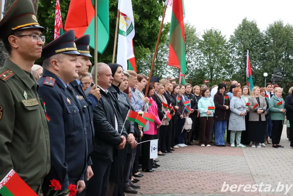 Одной семьей под мирным небом. В Большой Берестовице состоялся митинг, посвященный Дню народного единства
