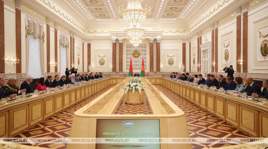 О смыслах Дня народного единства. Александр Лукашенко проводит большую встречу с идеологическим активом и экспертами