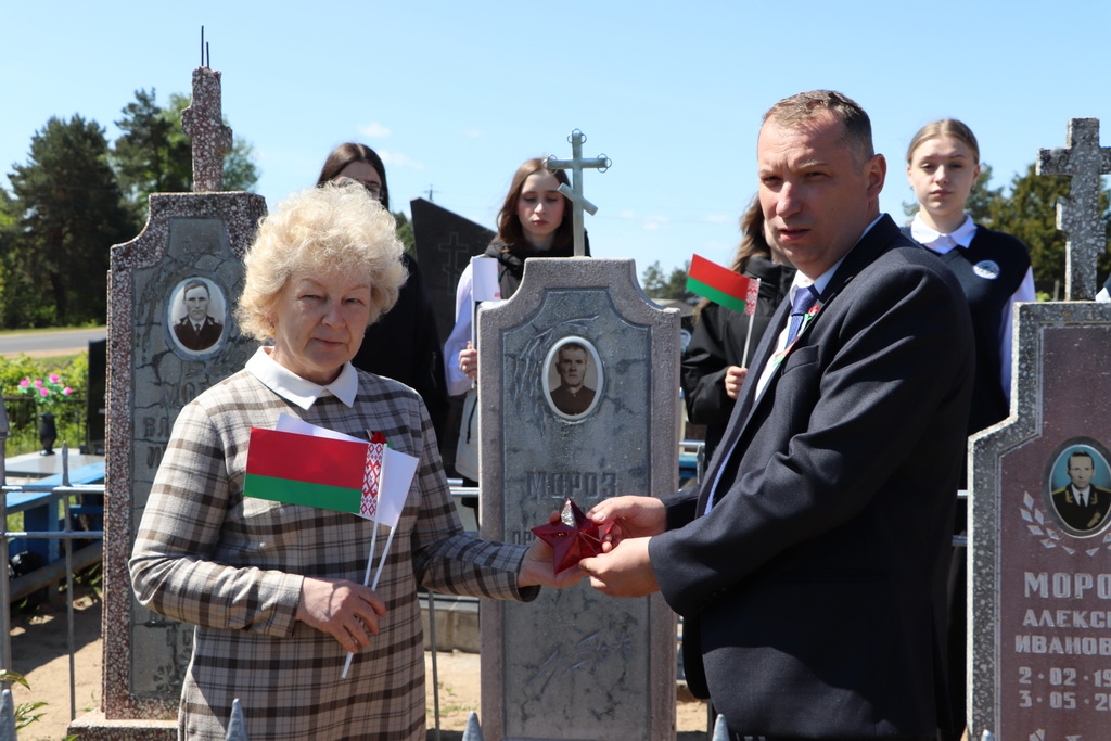 В сердцах потомков. Красная звезда Героя была установлена на могиле ветерана ВОВ Ивана Мороза