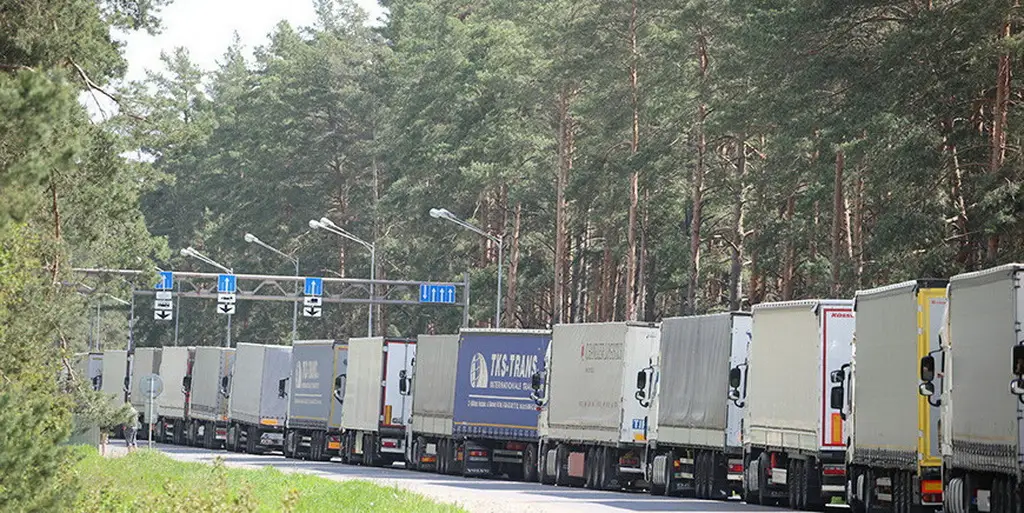Более 860 фур ожидают на границе въезда в ЕС