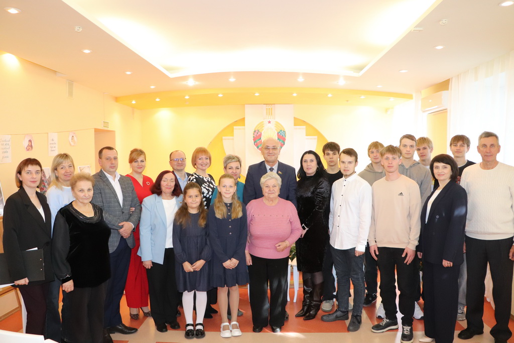 Круглый стол «Родительская любовь и забота: взгляд в будущее» прошел в Берестовицком загсе