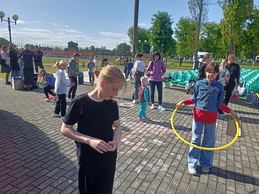 «Под мирным небом всей семьей!». В День Победы в Большой Берестовице действовала площадка отдела по работе с молодежью районного центра культуры