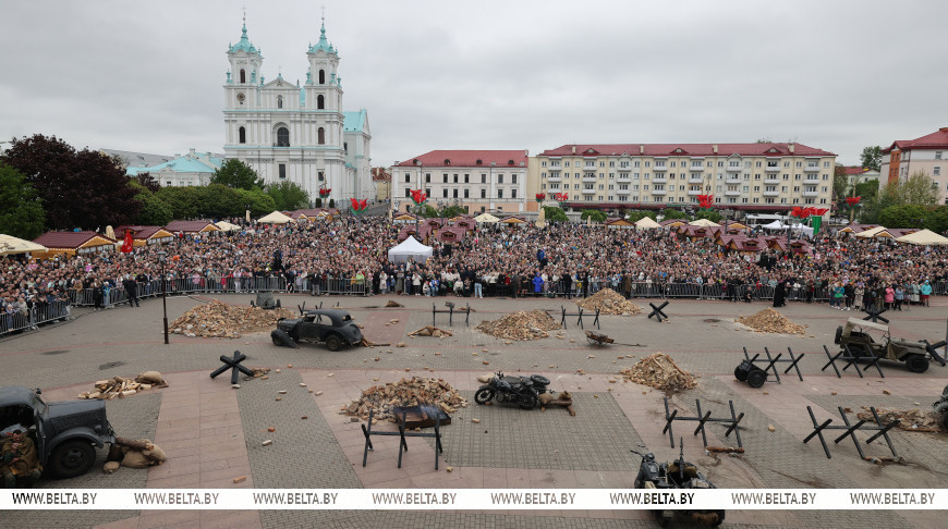 Перестрелка, взрывы и водружение Знамени Победы. В Гродно прошла реконструкция штурма Рейхстага