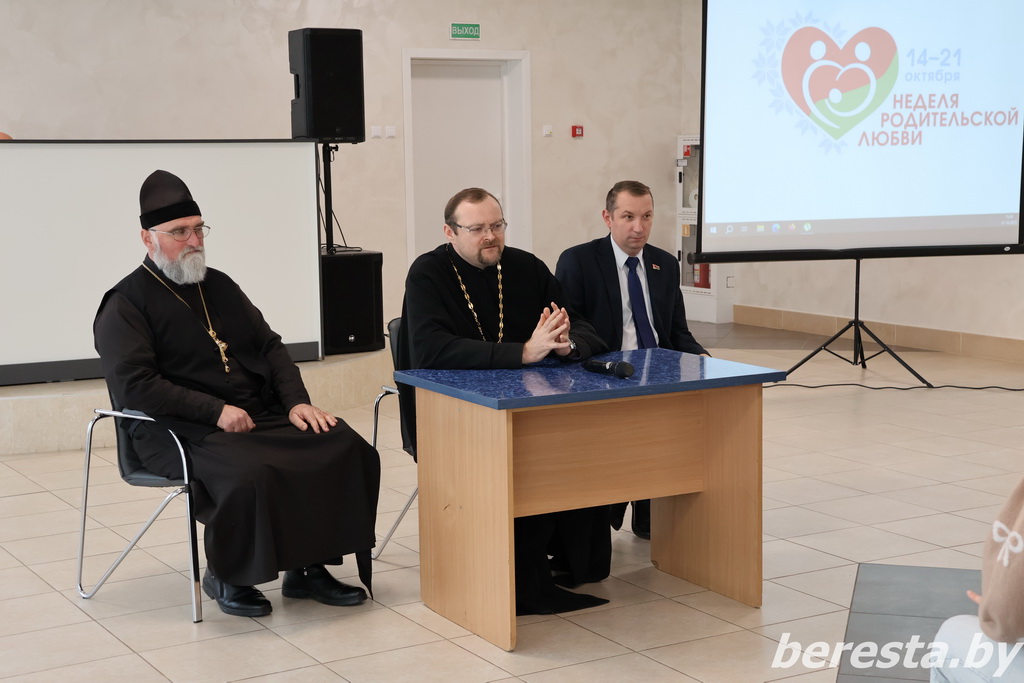 Семья – фундамент государства и общества. На Берестовитчине прошло дискуссионное занятие с молодежью