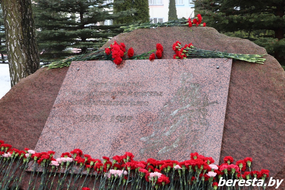 В Малой Берестовице возложили цветы у Памятного знака землякам, участникам войны в Афганистане