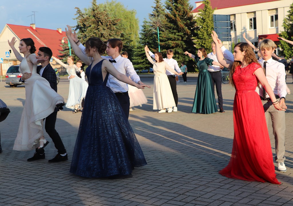 Прощай, родная школа! В Большой Берестовице прошло чествование выпускников 2021 года