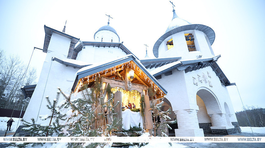 Александр Лукашенко зажег рождественскую свечу в храме в Минском районе