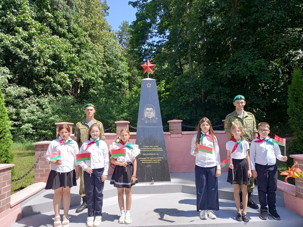 Этих дней не забыть никогда! Учащиеся Малоберестовицкой средней школы почтили память погибших земляков