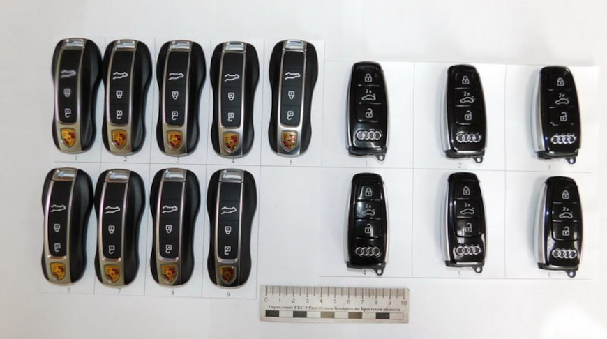 Белорус пытался ввезти из-за границы в тайнике 15 смарт-ключей от люксовых иномарок