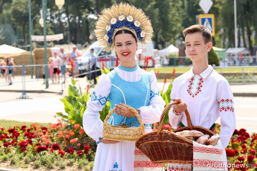 Первый в Беларуси трактор-триал, диорамы из хлеба и концерт группы «На-На». Рассказываем, почему 16 августа стоит ехать в Свислочь на каравай-фест «Бацькава булка»