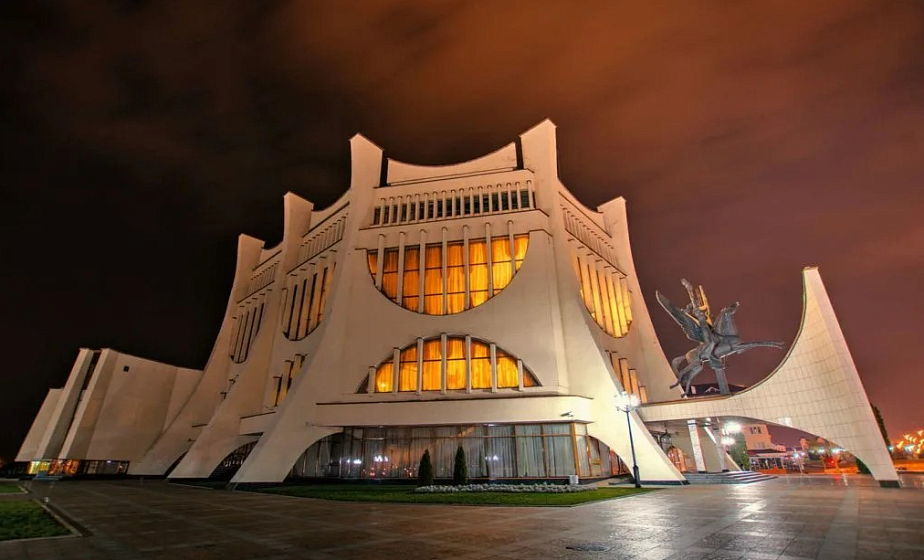 Луноход, корона или шкатулка? Что уникального в здании драмтеатра и его интерьерах, которым придан статус историко-культурной ценности