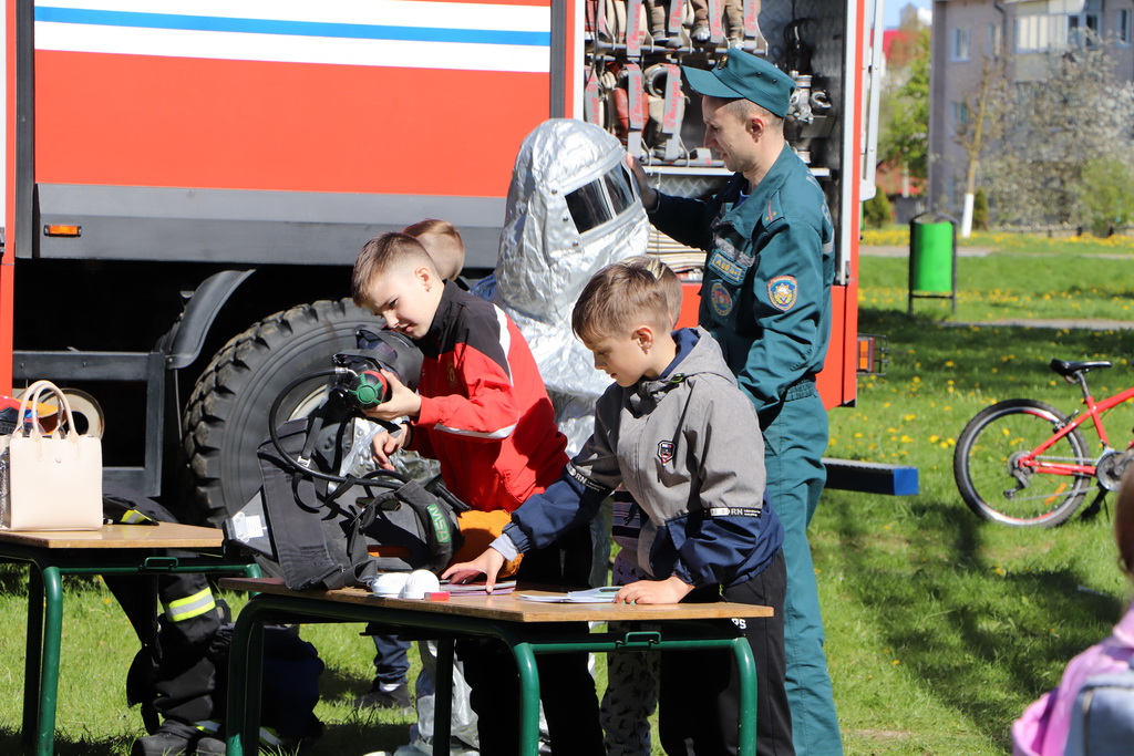 Разноцветные краски мирной жизни. На празднике Победы в Большой Берестовице работала площадка безопасности, проводились игры для детей и спортивные мероприятия