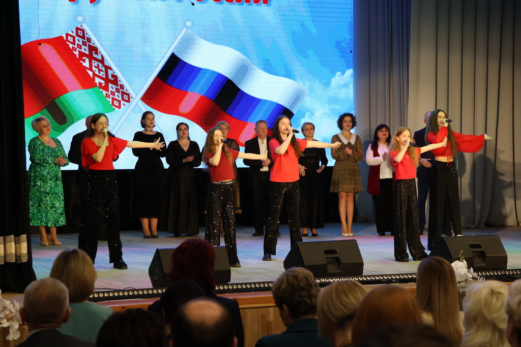 Братства прочная нить. На Берестовитчине состоялся праздничный концерт, посвященный Дню единения народов Беларуси и России