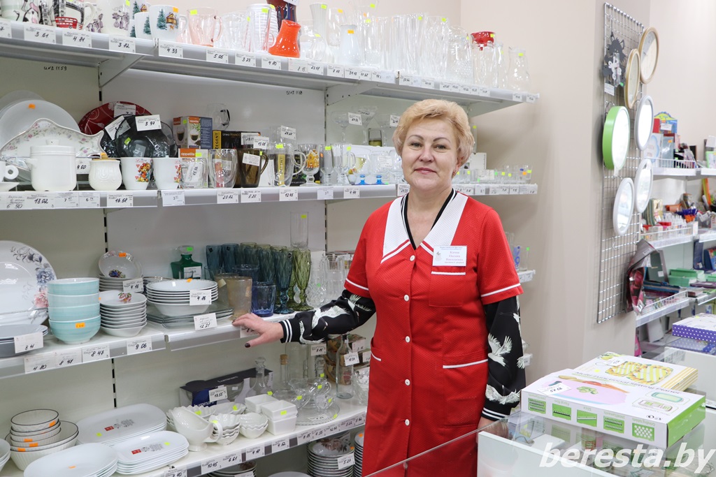 Всегда с улыбкой и добром встречает покупателей берестовичанка Оксана Качан