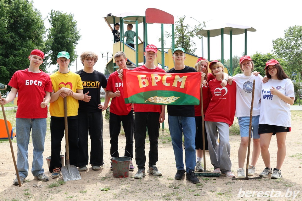 С большой заботой о самых маленьких. Волонтеры отряда "Доброе сердце" приняли участие в трудовой акции
