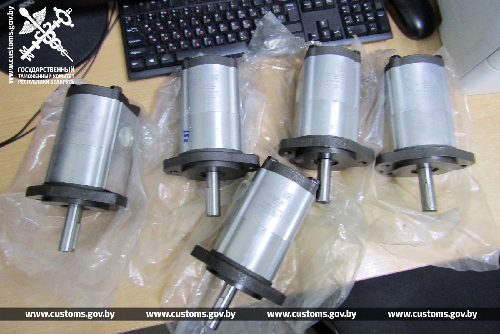 Партию запчастей для легковых автомобилей намеревался незаконно ввезти из Литвы водитель туристического автобуса