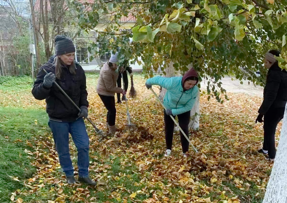 Не просто обязанность, а частичка заботы о родном поселке. Работники Берестовицкой райбиблиотеки приняли участие в субботнике