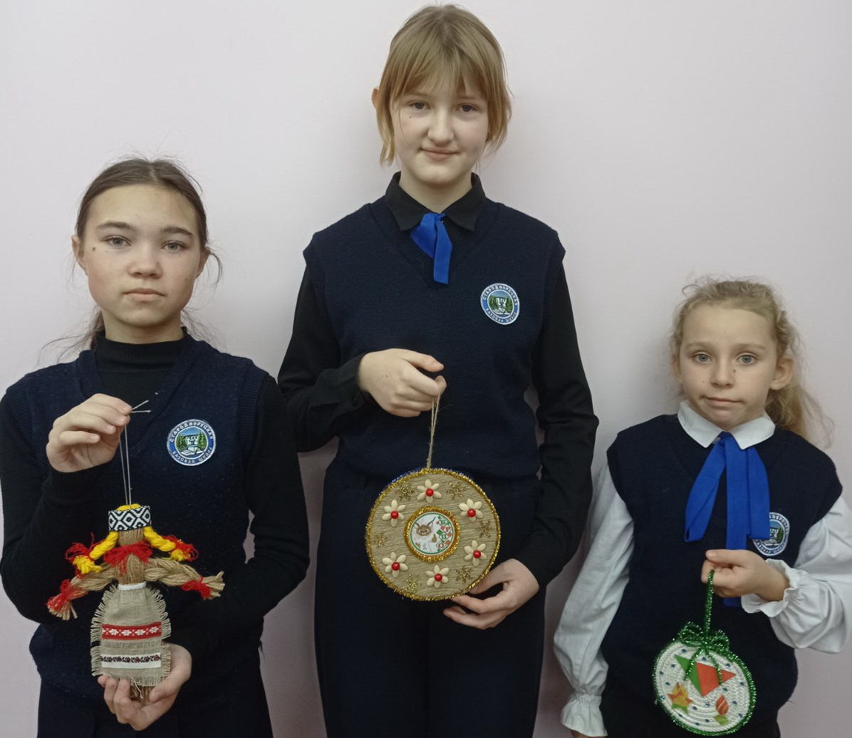 В Стародворецкой базовой школе изготовили елочные игрушки в стиле БРПО