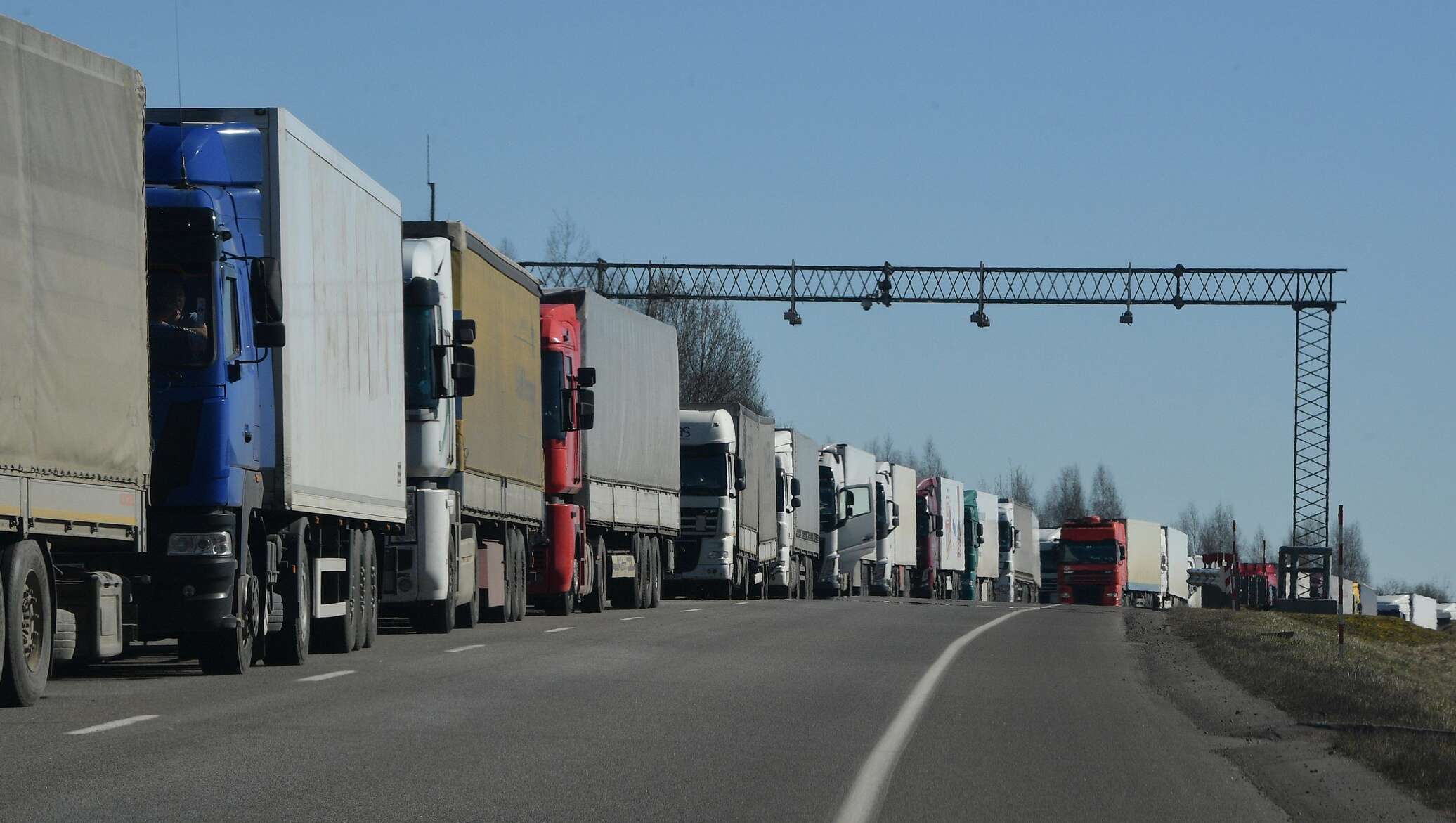 За сутки очередь грузового и легкового транспорта перед европейскими пунктами пропуска резко увеличилась