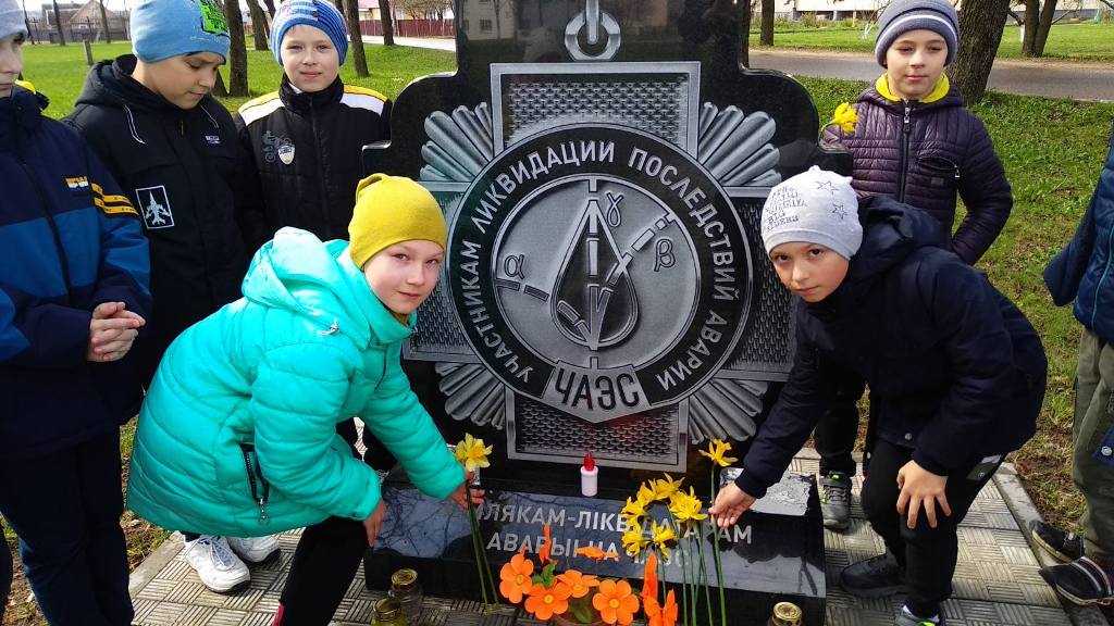Чернобыль – наша боль.Учащиеся Большеберестовицкой СШ возложили цветы к памятному знаку "Землякам-ликвидаторам"