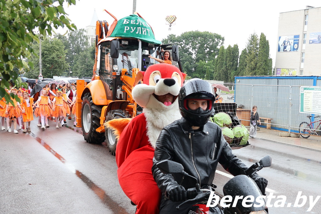 «Белка рулит!». Праздничное шествие трудовых коллективов стало частью брендового феста в Большой Берестовице