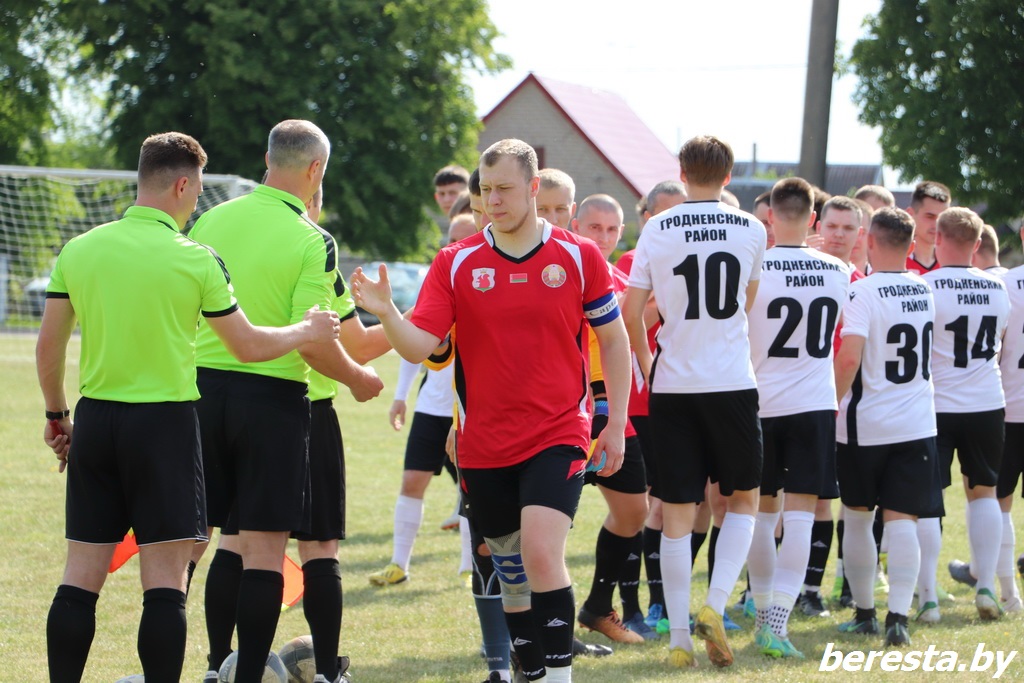 На стадионе в Большой Берестовице состоялся футбольный матч между ФК «Берестовица» и ФСК «Гродненский»