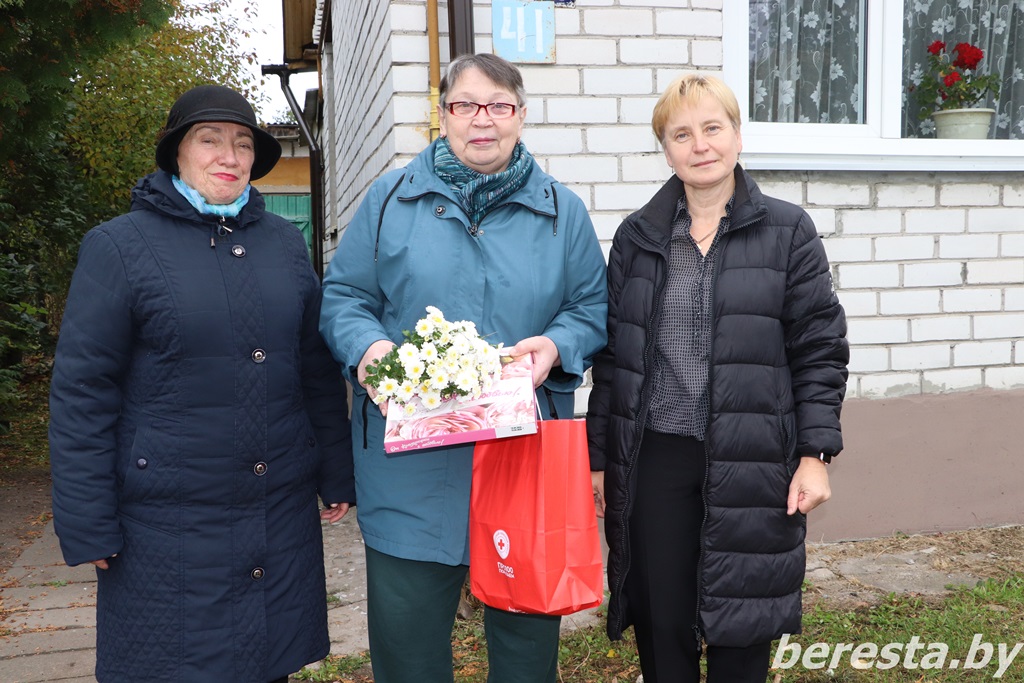 На Берестовитчине ветерана войны поздравили с приближающимся Днем отца