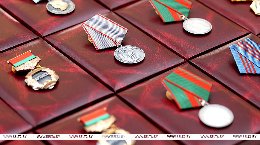 Александр Лукашенко в преддверии священной даты - 80-летия Победы - вручил государственные награды