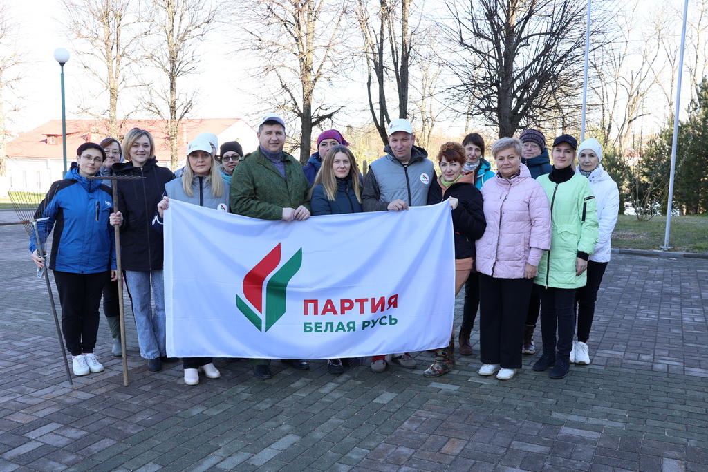 Руководство района и коллектив райисполкома присоединились к субботнику