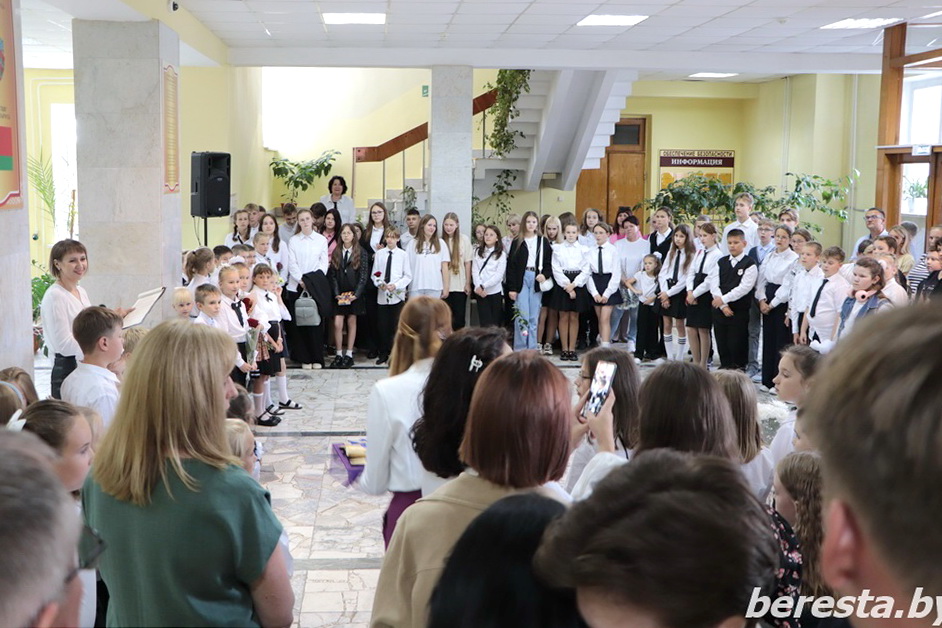 В Берестовицкой детской школе искусств прошла торжественная линейка