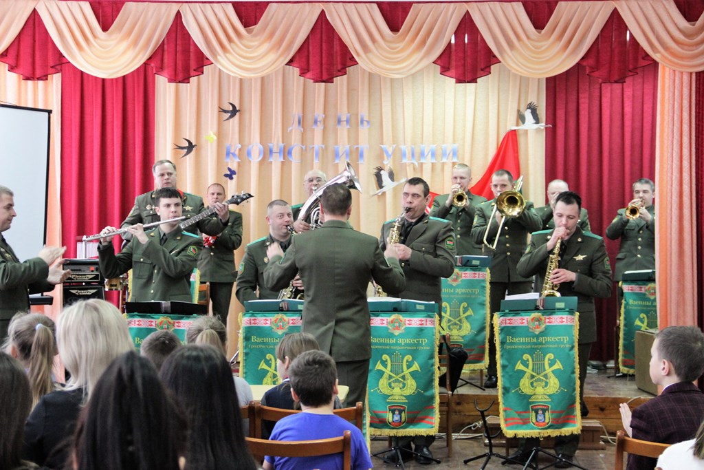 В средней школе агрогородка Пограничный прошел концерт оркестра Гродненской пограничной группы