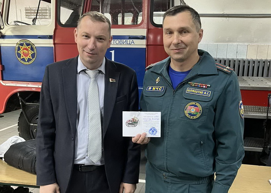 Значки «Физкультурник Беларуси» получили самые спортивные спасатели