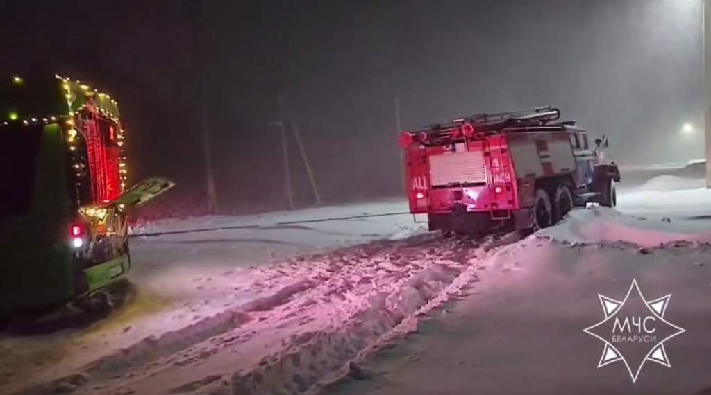 В Беларуси спасатели оказывают помощь в ликвидации последствий непогоды
