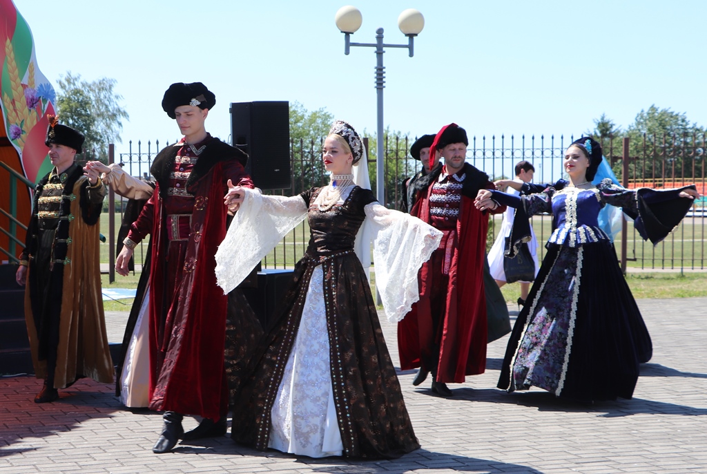 Своим выступлением берестовичан порадовал заслуженный коллектив Республики Беларусь - ансамбль танца, музыки и песни "Белыя росы"