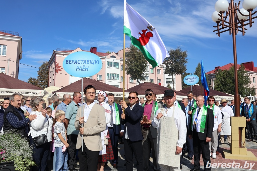 «У гонар хлебаробаў». Берестовичане приняли участие в шествии тружеников села на «Дажынках-2025» в Волковыске