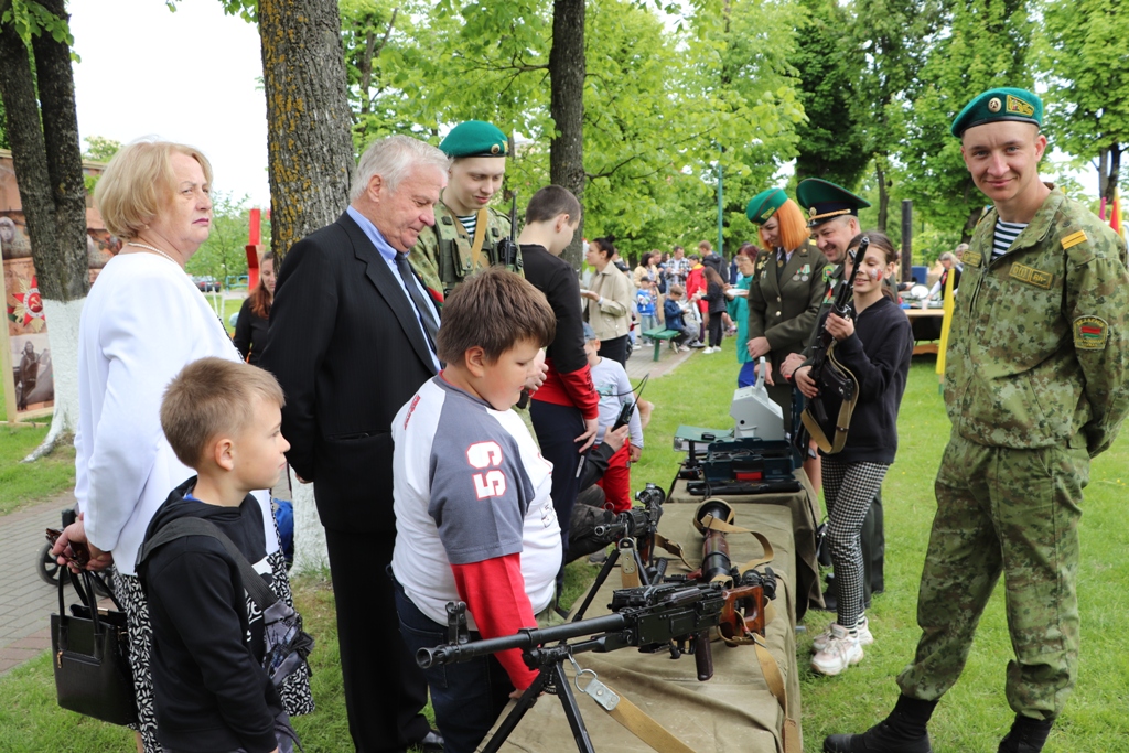Солдатский привал, военно-полевая кухня, тематические выставки и интерактивные площадки продолжили празднование Дня Победы в Большой Берестовице