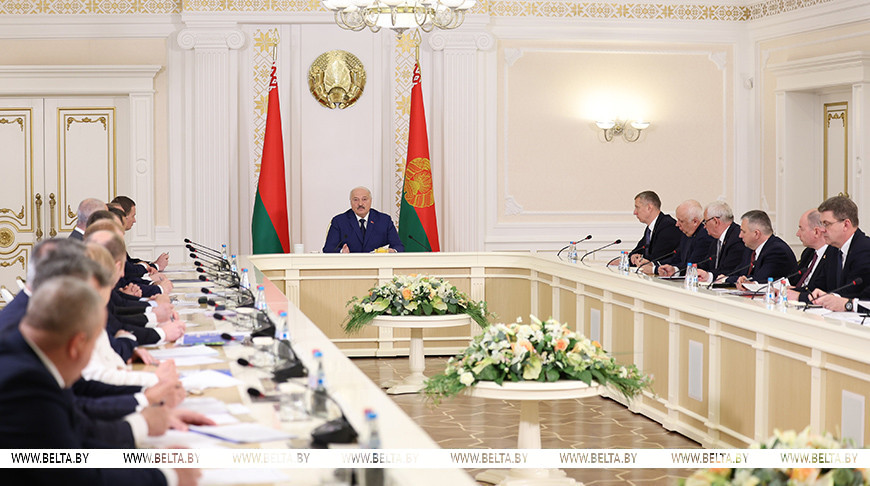 "Золото буквально под ногами". Александр Лукашенко актуализировал задачи по обращению с отходами