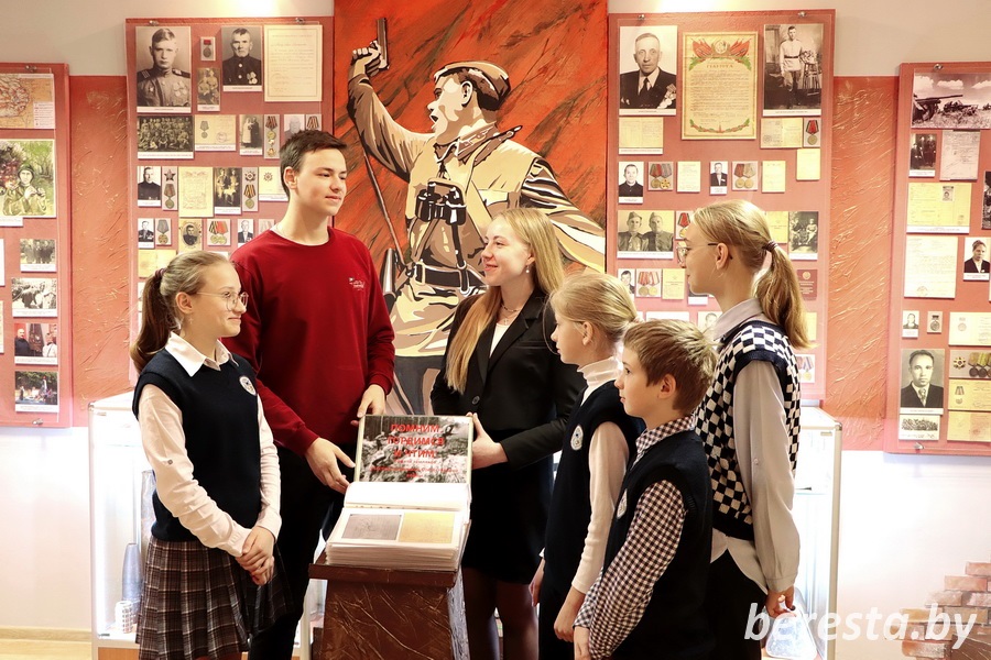 Память вечная живет о подвиге народном