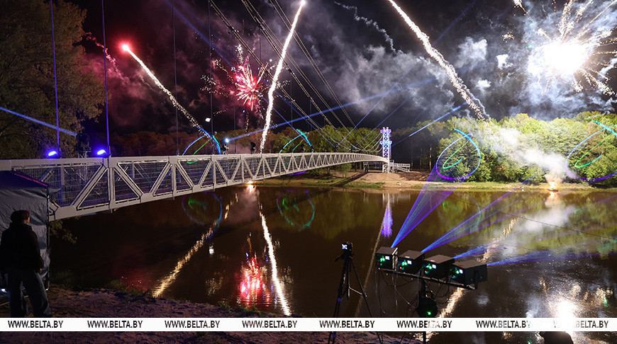 Самый длинный в Беларуси подвесной пешеходный мост открыли в Мостах после реконструкции