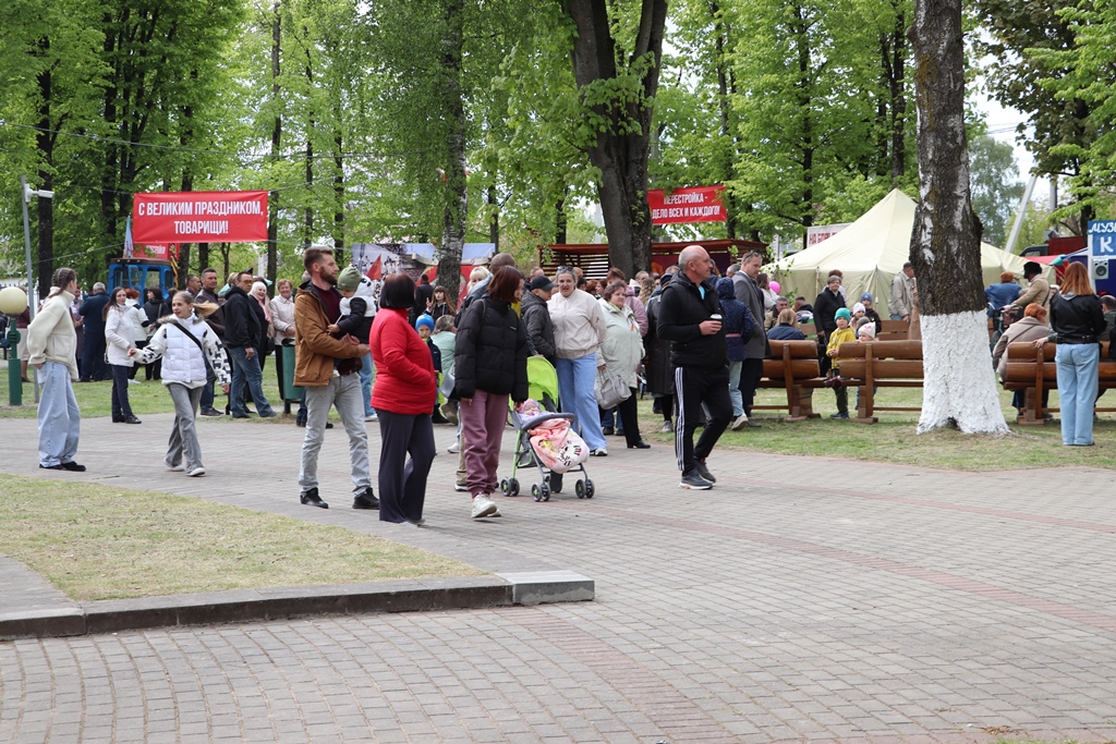 80 лет под мирным небом.  Тематические выставки и интерактивные площадки привлекали внимание гостей и жителей района во время празднования Дня Победы в Большой Берестовице