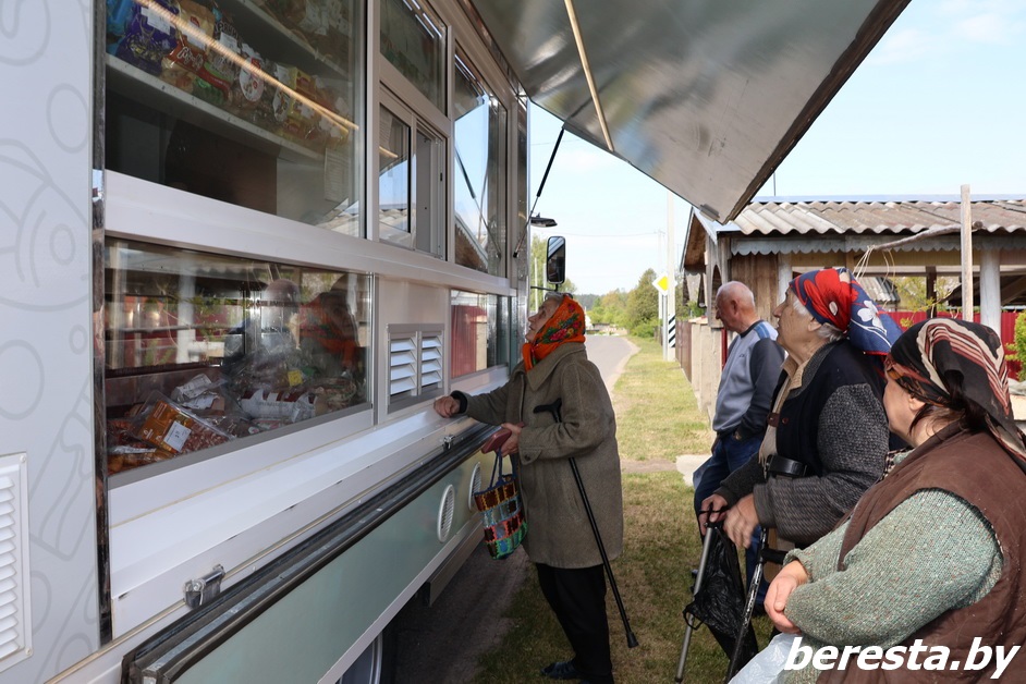 На контроле – магазины на селе.На Берестовитчине состоялось выездное заседание постоянно действующей комиссии при районном Совете депутатов