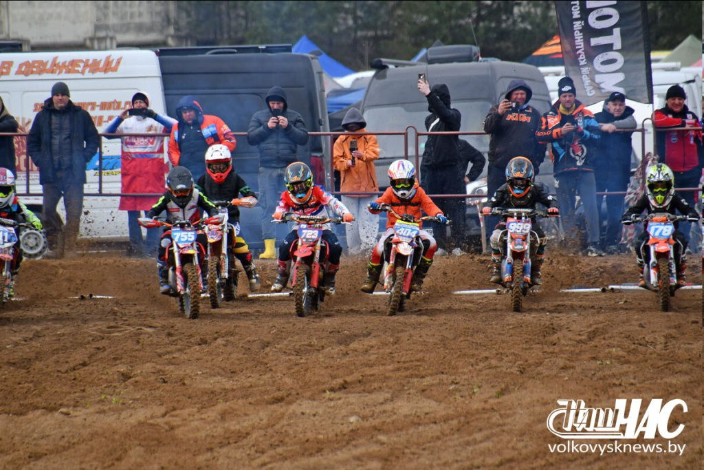 На старт — в любую погоду. В Волковыске стартовали открытые республиканские соревнования по мотокроссу