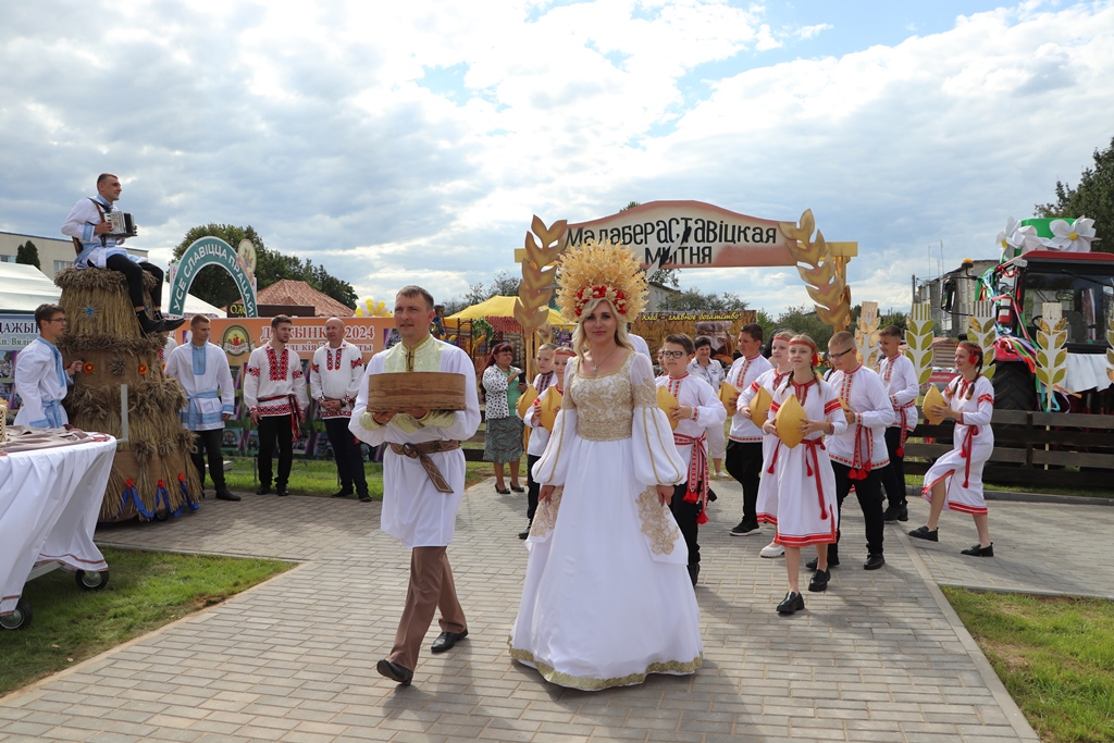 Праздничное шествие «Шлях да хлеба» открыло районный фестиваль тружеников села «Дажынкi – 2025» в Малой Берестовице