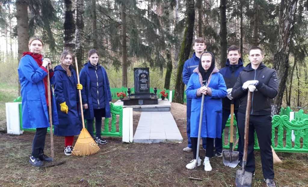 Валанцёрскі  атрад “Рука дапамогі” Канюхоўскага ясляў-сада-сярэдняй школы прыняў удзел у акцыі “Помнік”