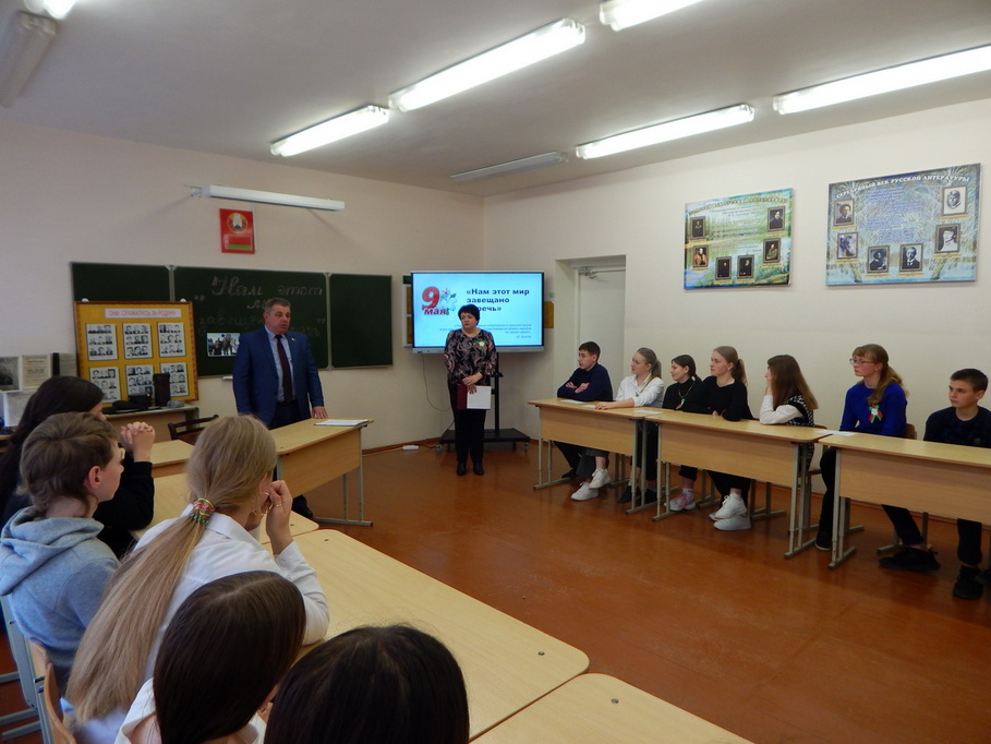 В средней школе аг.Пограничный прошел урок памяти «Нам этот мир завещано беречь»