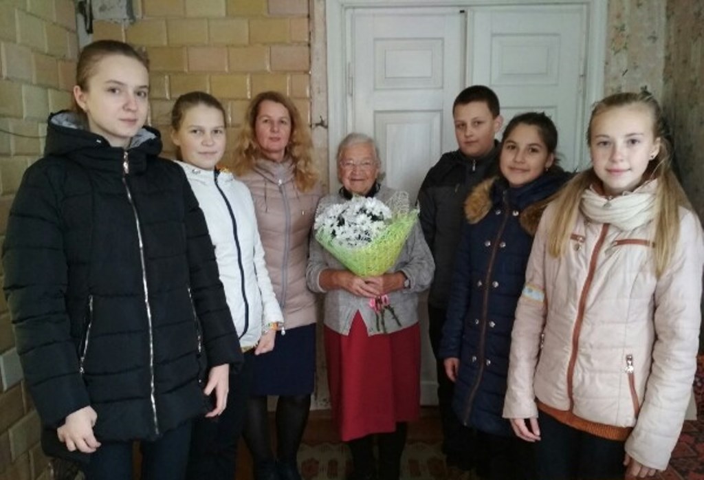 Представители Малоберестовицкой средней школы поздравили с 90-летием ветерана педагогического труда