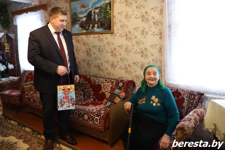 Председатель Берестовицкого райисполкома Дмитрий Кадргулов поздравил долгожительницу района с днем рождения