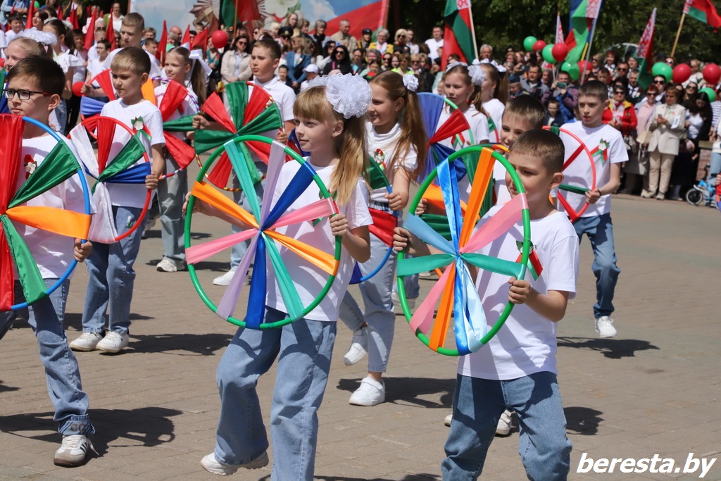 «Писем белые стаи. Спасибо за Мир!» Юные берестовичане поздравили земляков с Днем Победы (+видео)
