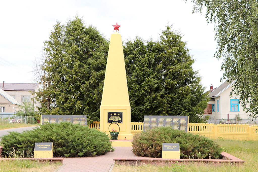 Память хранят обелиски. Братская могила советских воинов в Большой Берестовице